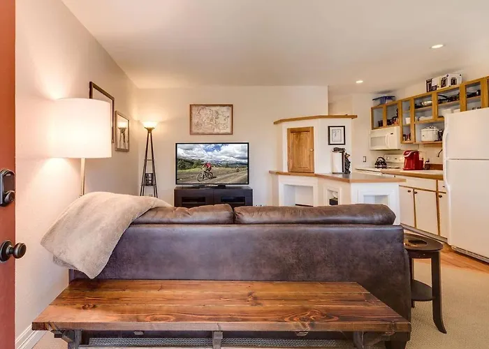 Cozy Red Roost Residence Essential Getaway